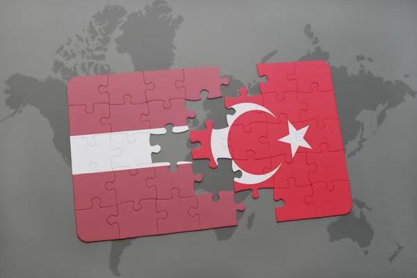 Letonya ve dünya harita arka plan üzerinde Türkiye'nin ulusal bayrak ile bulmaca. — Stok fotoğraf