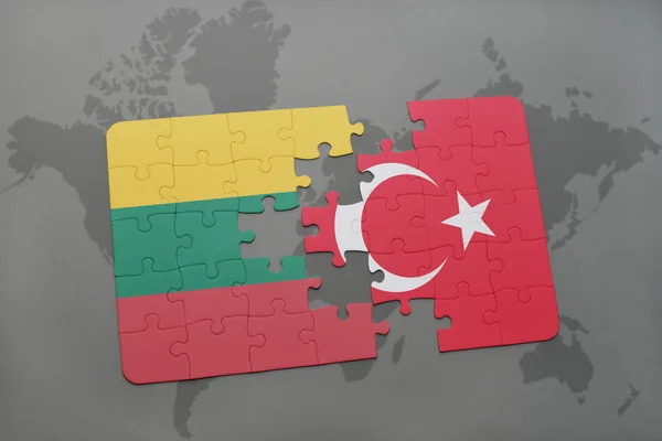 Puzzle avec le drapeau national de la lithuanie et de la dinde sur un fond de carte du monde . — Photo