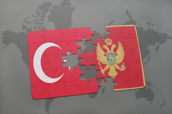 Puzzle con la bandiera nazionale di tacchino e montenegro su sfondo mappa del mondo . — Foto Stock