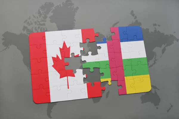 Quebra-cabeça com a bandeira nacional do Canadá e da República Centro-Africana sobre um mapa mundial de fundo . — Fotografia de Stock