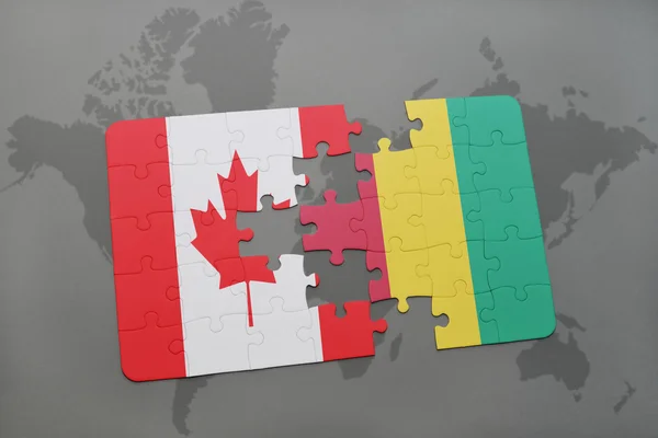 Puzzle con la bandiera nazionale del Canada e della Guinea su sfondo mappa del mondo . — Foto Stock