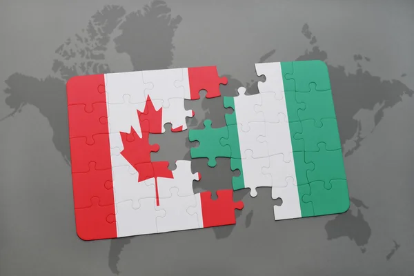 Pussel med den nationella flaggan i Kanada och Nigeria på en världskarta bakgrund. — Stockfoto