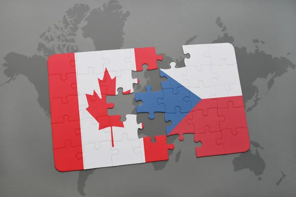 Quebra-cabeça com a bandeira nacional do Canadá e República Checa em um mapa do mundo de fundo . — Fotografia de Stock