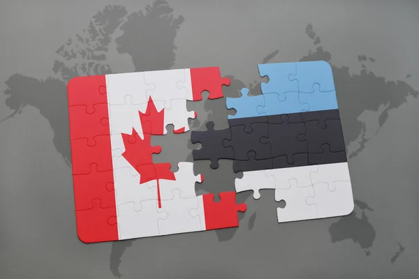 Puzzle con la bandiera nazionale del Canada e l'estonia su uno sfondo mappa del mondo . — Foto Stock