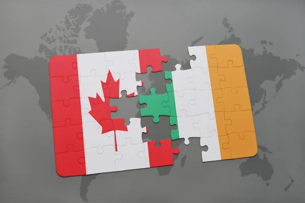 Quebra-cabeça com a bandeira nacional do Canadá e da Irlanda em um fundo de mapa do mundo . — Fotografia de Stock