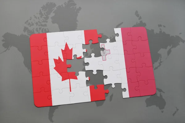 Puzzle con la bandiera nazionale del Canada e Malta su uno sfondo mappa del mondo . — Foto Stock