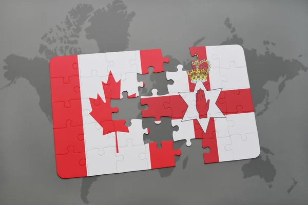 Puzzle con la bandiera nazionale del Canada e Irlanda del Nord su uno sfondo mappa del mondo . — Foto Stock