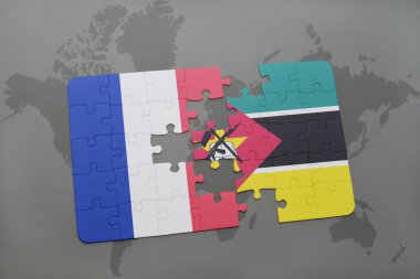 bir dünya haritası arka plan üzerinde Fransa ve mozambik ulusal bayrağı ile bulmaca.