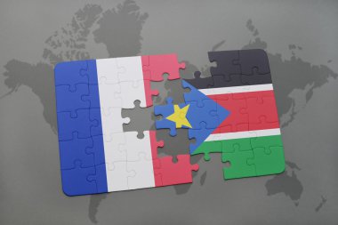 bir dünya haritası arka plan üzerinde Fransa ve Güney Sudan ulusal bayrağı ile bulmaca.