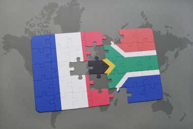 bir dünya haritası arka plan üzerinde Fransa ve Güney Afrika ulusal bayrağı ile bulmaca.