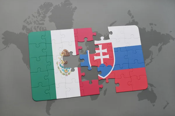 世界地图背景上墨西哥和斯洛伐克国旗的谜题. — 图库照片
