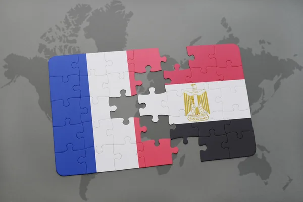 Головоломка з національним прапором Франції та Єгипту на фоні карти світу . — стокове фото