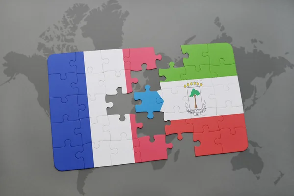 Bir dünya haritası arka plan üzerinde Fransa ve ekvator ginesi ulusal bayrağı ile bulmaca. — Stok fotoğraf