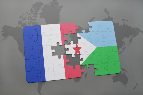 Puzzle con la bandiera nazionale di Francia e Gibuti su sfondo mappa del mondo . — Foto Stock