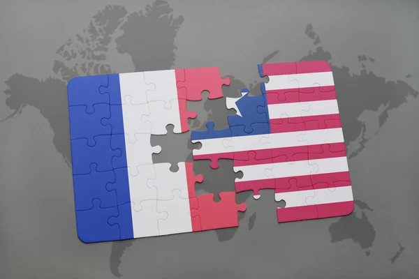 Hádanka s národní vlajkou Francie a Libérie na pozadí světové mapy. — Stock fotografie