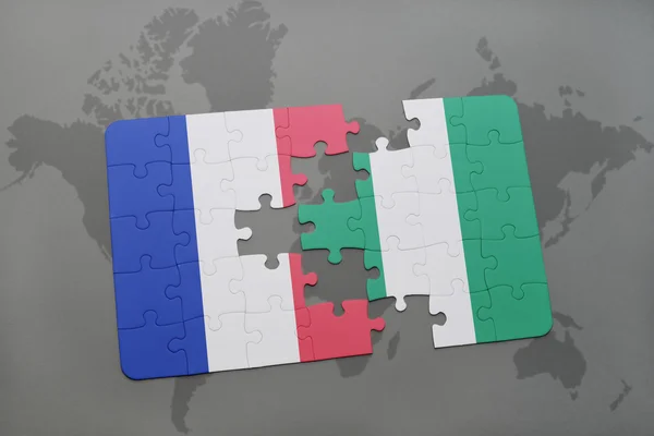 Bir dünya haritası arka plan üzerinde Fransa ve Nijerya ulusal bayrağı ile bulmaca. — Stok fotoğraf