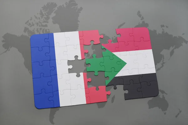 Pussel med den nationella flaggan i Frankrike och Sudan på en världskarta bakgrund. — Stockfoto