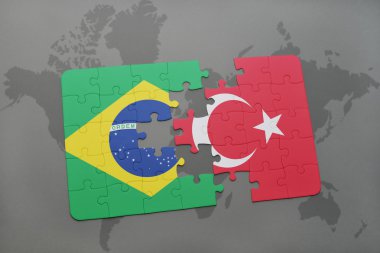 bir dünya haritası arka plan üzerinde Brezilya ve Türkiye'nin ulusal bayrağı ile bulmaca.