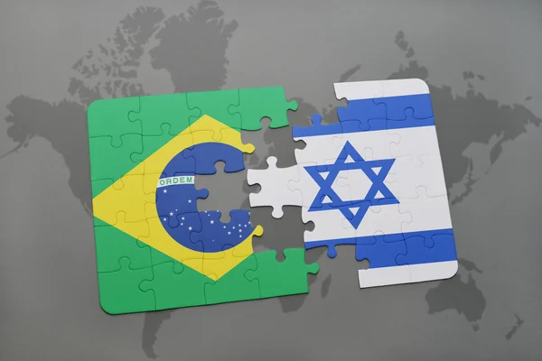 Puzzle a nemzeti zászló Brazília és Izrael a világtérképen háttér. — Stock Fotó