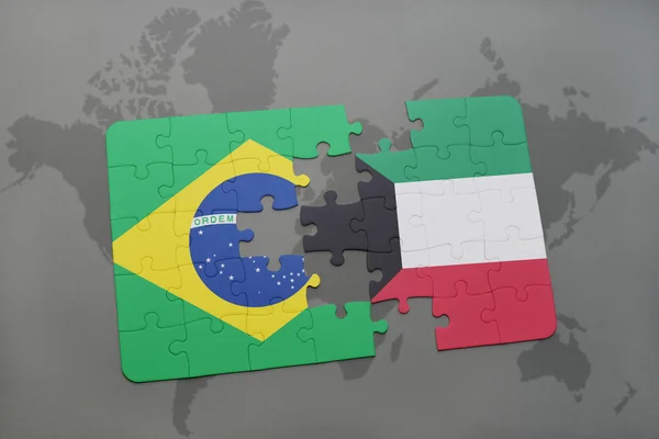 Bir dünya haritası arka plan üzerinde Brezilya ve Kuveyt ulusal bayrağı ile bulmaca. — Stok fotoğraf