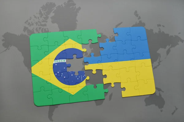 세계지도 배경에 브라질과 우크라이나의 국기퍼즐. — 스톡 사진
