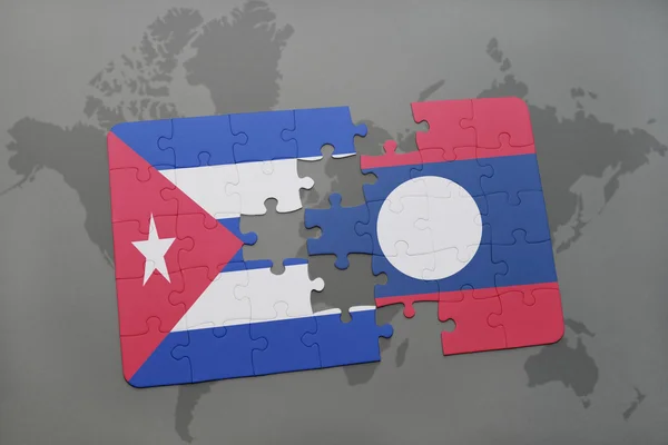 Puzzle con la bandiera nazionale di cuba e laos su sfondo mappa del mondo . — Foto Stock