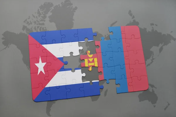 Puzzle con la bandiera nazionale di cuba e mongolia su sfondo mappa del mondo . — Foto Stock