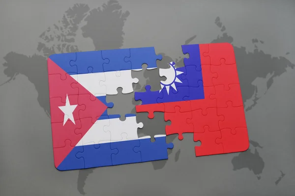 Rompecabezas con la bandera nacional de Cuba y Taiwán en un fondo mapa del mundo . — Foto de Stock