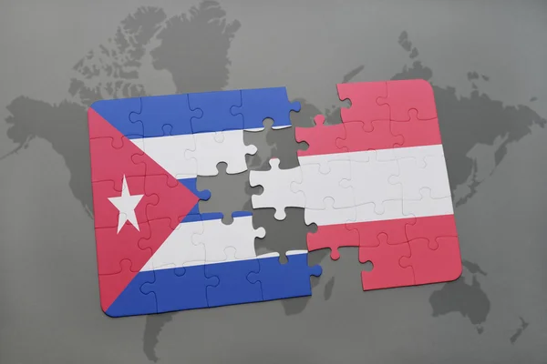 Puzzel met de nationale vlag van Cuba en Oostenrijk op een wereld kaart achtergrond. — Stockfoto