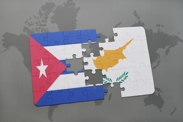Головоломка з національним прапором Куби та Кіпру на фоні карти світу . — стокове фото