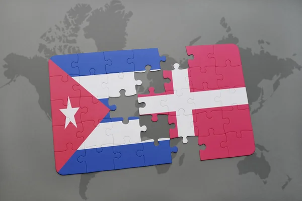 Puzzle con la bandiera nazionale di cuba e denmark su uno sfondo mappa del mondo . — Foto Stock