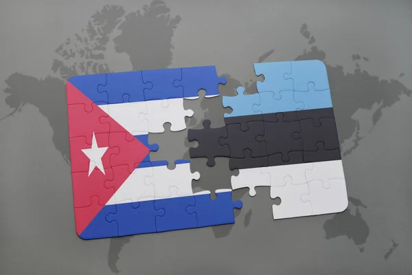 Puzzle con la bandiera nazionale di cuba ed estonia su sfondo mappa del mondo . — Foto Stock