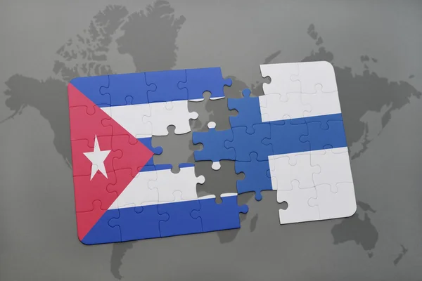 Puzzle con la bandiera nazionale di Cuba e Finlandia su sfondo mappa del mondo . — Foto Stock