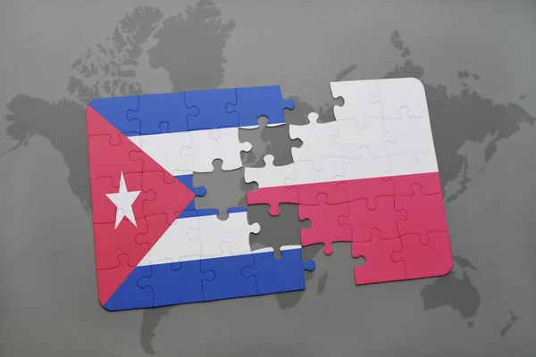 Puzzle mit der Nationalflagge Kubas und Polens auf einem Hintergrund der Weltkarte. — Stockfoto