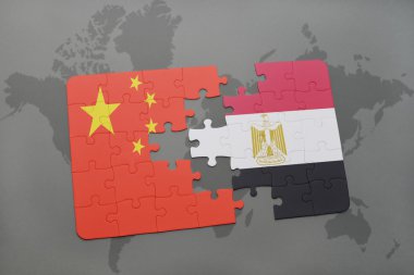 bir dünya haritası arka plan üzerinde Çin ve Mısır ulusal bayrağı ile bulmaca.