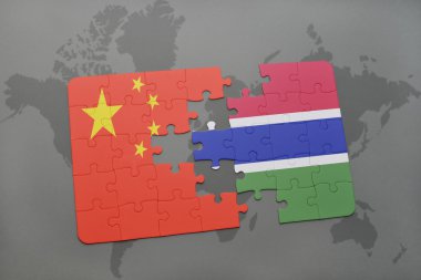 bir dünya haritası arka plan üzerinde Çin ve gambiya ulusal bayrağı ile bulmaca.