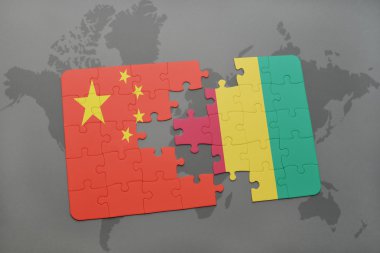 bir dünya haritası arka plan üzerinde Çin ve Gine ulusal bayrağı ile bulmaca.