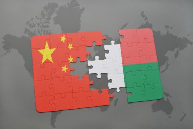 bir dünya haritası arka plan üzerinde Çin ve madagaskar ulusal bayrağı ile bulmaca.