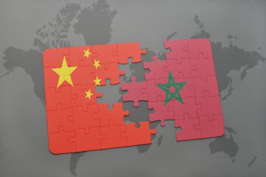 bir dünya haritası arka plan üzerinde Çin ve Fas ulusal bayrağı ile bulmaca.