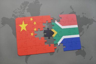 bir dünya haritası arka plan üzerinde Çin ve Güney Afrika ulusal bayrağı ile bulmaca.