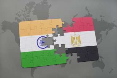 bir dünya haritası arka plan üzerinde Hindistan ve Mısır ulusal bayrağı ile bulmaca.