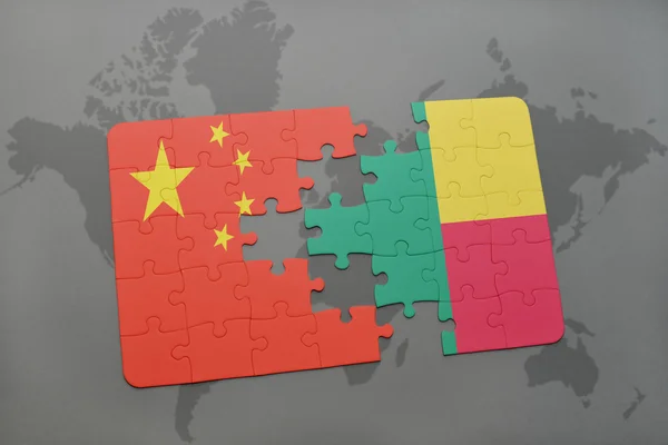 Rompecabezas con la bandera nacional de China y Benin en un fondo de mapa del mundo . — Foto de Stock