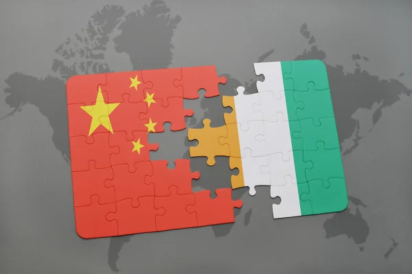 世界地図の背景に中国の国旗とコートのディボアとパズル. — ストック写真