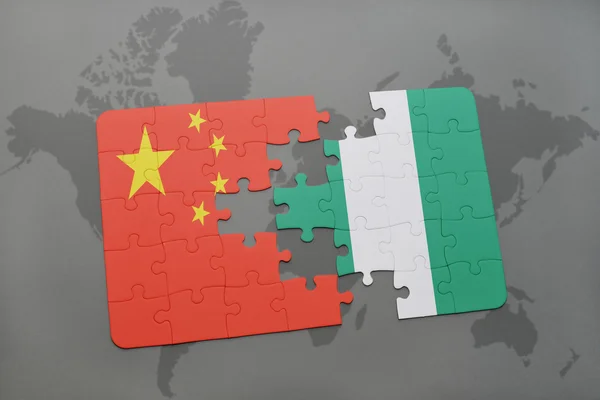 世界地図の背景に中国とナイジェリアの国旗とパズル. — ストック写真