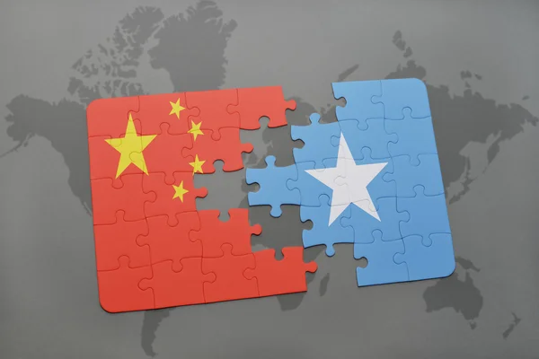 Puzzle con la bandiera nazionale di Cina e Somalia su uno sfondo mappa del mondo . — Foto Stock
