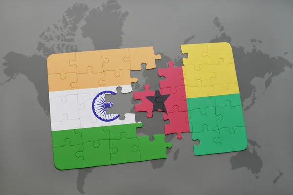 Puzzle con la bandiera nazionale di India e Guinea Bissau su sfondo mappa del mondo . — Foto Stock