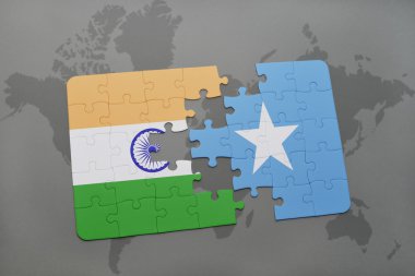 bir dünya haritası arka plan üzerinde Hindistan ve Somali ulusal bayrağı ile bulmaca.