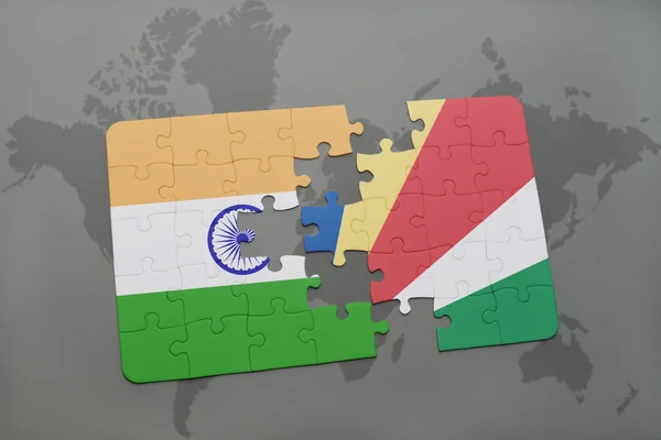 Puzzle con la bandiera nazionale di India e Seychelles su uno sfondo mappa del mondo . — Foto Stock