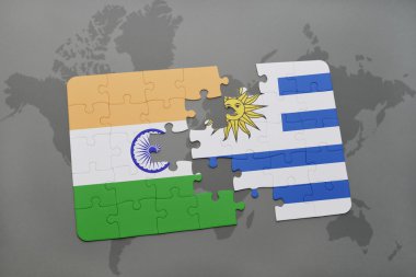 bir dünya haritası arka plan üzerinde Hindistan ve Uruguay ulusal bayrağı ile bulmaca.
