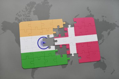 bir dünya haritası arka plan üzerinde Hindistan ve Danimarka ulusal bayrağı ile bulmaca.